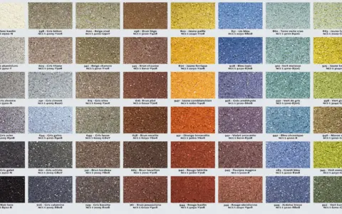 Échantillons de couleur enduit facade : une grille de 60 carrés présentant des textures granuleuses dans une palette de gris, bruns, jaunes, bleus, verts et rouges.