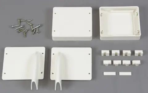 Teile für eine Servohalterung: Gehäuse, Halterungen, Schrauben und Clips.
