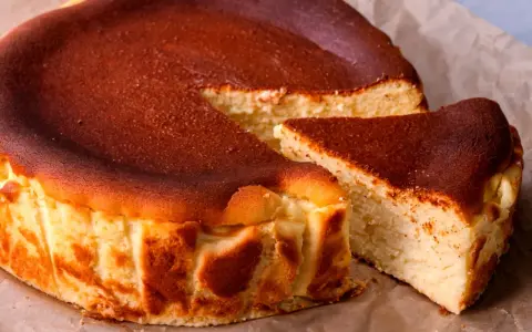 Pyszny sernik z przypieczoną skórką, idealny do pieczenia w wysokiej temperaturze. W jakiej temperaturze piec sernik? Odpowiedź znajdziesz w przepisie!