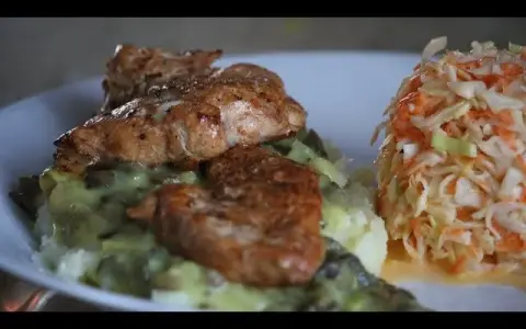 Jak smażyć filet z kurczaka bez panierki, aby był soczysty i smaczny