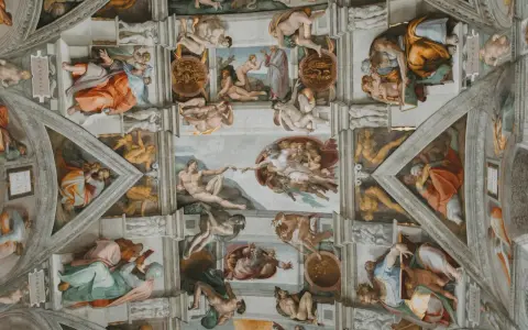 Dettaglio della volta della Cappella Sistina di Michelangelo, con la Creazione di Adamo al centro e profeti e sibille ai lati.