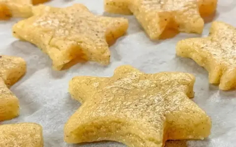 Gwiazdkowe ciasteczka gotowe do pieczenia. Idealny przepis na ciastka dla każdego.