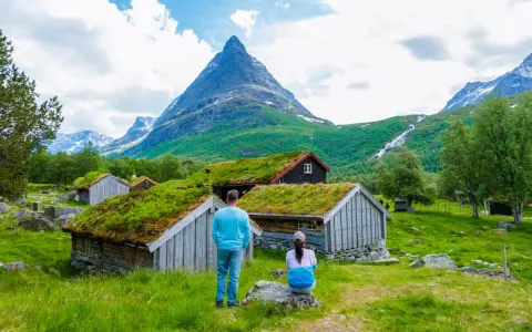 Para zwiedzająca norweskie chatki z zielonymi dachami. Czy do Norwegii można jechać na dowód osobisty? Tak, dowód wystarczy!