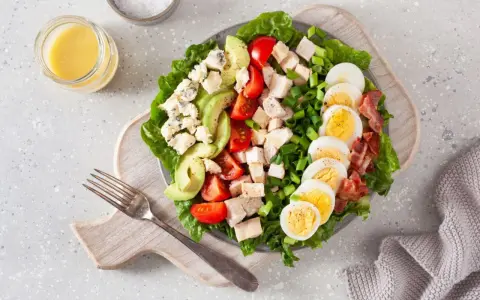 Kolorowa sałatka z kurczakiem, jajkiem, awokado i serem pleśniowym. Idealna na dietę bez węglowodanów.