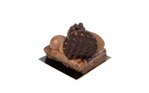 Pastel de chocolate con varias texturas: una esfera de chocolate, un disco decorado y cacao en polvo.