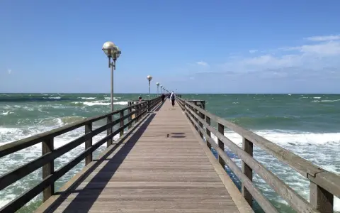 Holzsteg über der Ostsee, ein Geheimtipp für Spaziergänge.