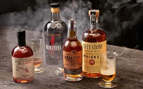 Flaschen mit Whisky, darunter "Brimstone" und "Pine Barrens" mit rauchigem Aroma, das von peated malt stammt.