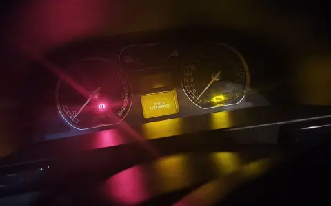 Na desce rozdzielczej Laguny 3 świeci się kontrolka "CHECK HAND BRAKE".