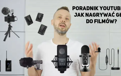 Mężczyzna prezentuje sprzęt do nagrywania dźwięku, w tym mikrofony i nadajniki. Widać też telefon z mikrofonem na statywie, sugerując nagrywanie głosu do filmów za pomocą dyktafonu w telefonie.