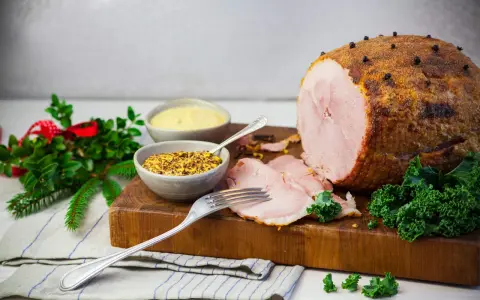 En saftig, griljerad kokt skinka med senap och julpynt. Perfekt för högtider!