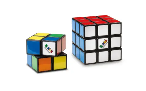 Två Rubiks kuber, en liten 2x2 och en klassisk 3x3, står sida vid sida.