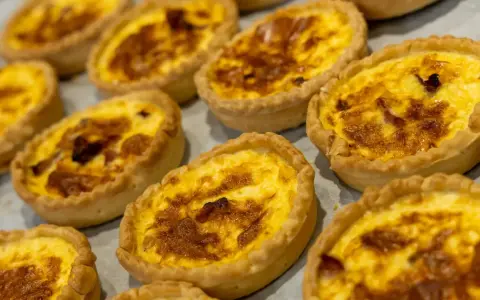 Petites quiches dorées, garnies d'une préparation crémeuse et de lardons. Un délice, une spécialité de Nancy à savourer sans attendre.