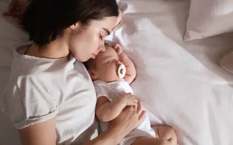 Od kiedy smoczek? Ekspert radzi: Kiedy podać i jak odstawić.