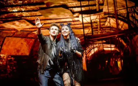 Para, która na scenie shows, że "we will rock you".