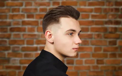 Odmładzające fryzury męskie: Jak odjąć sobie lat cięciem i stylizacją?
