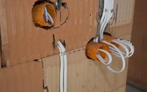 Ile kosztuje wymiana elektryki w mieszkaniu? Ceny 2026 i porady eksperta