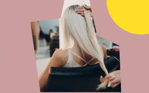 Kobieta z blond włosami, które wyglądają na zniszczone po przedłużaniu, siedzi w fotelu fryzjerskim.