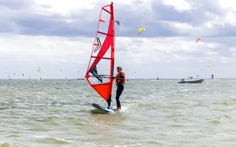 Windsurfing Chorwacja: Gdzie wieje najlepiej? Przewodnik po spotach