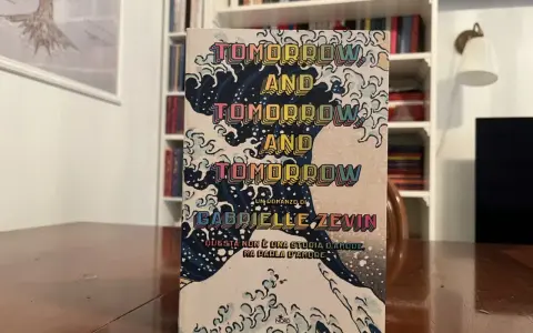 Copertina del libro "Tomorrow and Tomorrow and Tomorrow" di Gabrielle Zevin, con onde stilizzate e testo colorato.