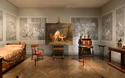 Chambre d'apparat ornée de fresques néoclassiques, avec un lit somptueux, une peinture centrale et des objets d'art, évoquant le somno empire.