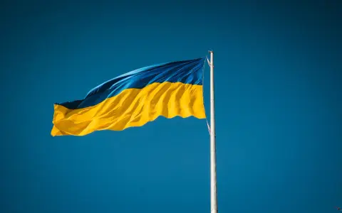 Ukraińska flaga powiewa na tle błękitnego nieba. Poznaj ciekawe ciekawostki o Ukrainie!