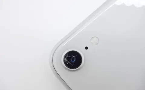 Ile kosztuje wymiana szkiełka aparatu w telefonie? Sprawdź ceny!