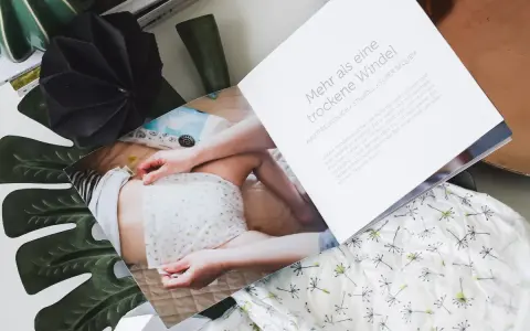 Babywindeln, die mehr als nur trocken werden. Hautfreundlich, stilvoll und bequem für Tag und Nacht.