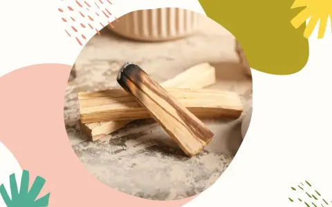Drewno palo santo, znane z właściwości oczyszczających i relaksujących, leży na kamiennym blacie.