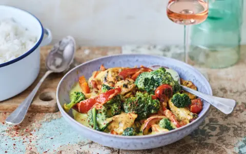 Herzhaftes Curry mit Brokkoli, Paprika und Hähnchen. Ein leckeres Gericht aus unseren low fat rezepte.