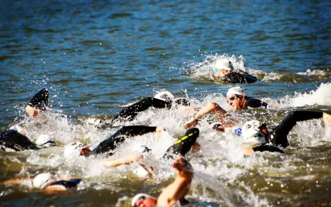 Zawodnicy w triathlonie Ironman walczą o każdy metr dystansu pływackiego.