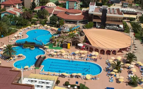 Wakacje w Gypsophila Holiday Village: baseny, zjeżdżalnie i mnóstwo słońca.
