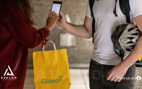 Kobieta płaci za dostawę Glovo telefonem. Różne glovo metody płatności są dostępne.