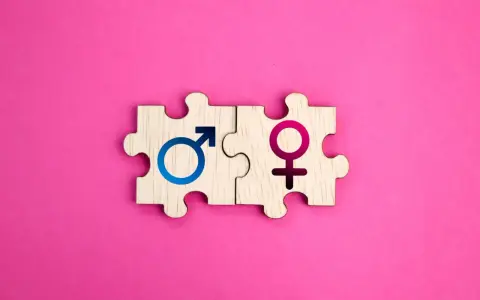 Dwa elementy układanki z symbolami płci, męskim i żeńskim, obok siebie. Symbolizują trudności w poczęciu, znane jako niepłodność idiopatyczna.