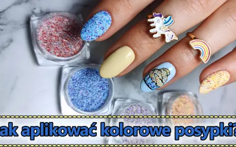 Kolorowe posypki do paznokci w słoiczkach, błyszczące zdobienia na paznokciach, pierścionki z jednorożcem i tęczą.