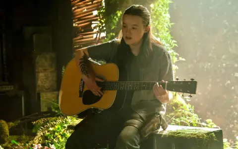 Ellie toca la guitarra, evocando la emotiva banda sonora de The Last of Us.
