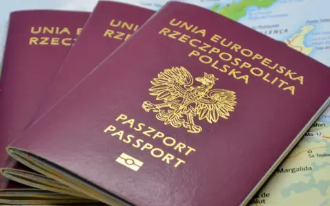 Czy paszport trzeba odebrać osobiście? Poznaj wyjątki i zasady