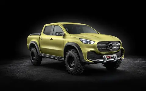 Żółty mercedes pickup z wyciągarką i terenowymi oponami, gotowy na przygodę.