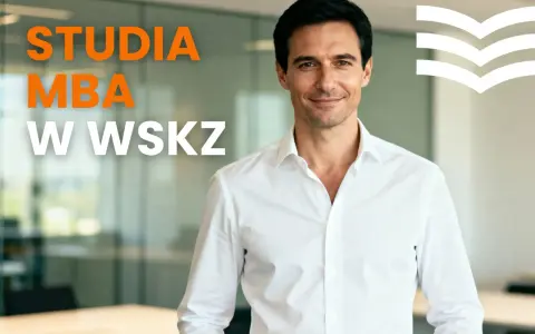Uśmiechnięty mężczyzna w białej koszuli, promujący studia MBA w WSKZ.