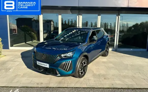 Peugeot 2008 blu, con garanzia fino a 8 anni. Controlla la pressione pneumatici per un viaggio sicuro.