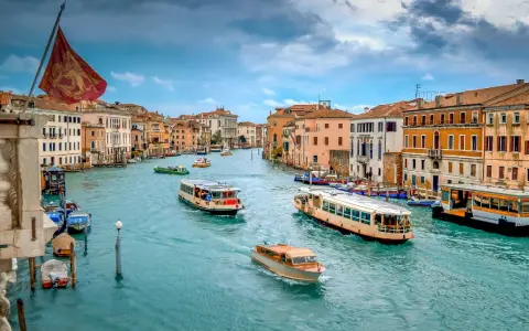 Vaporetti navigano sul Canal Grande, un'icona di Venezia. Il **costo battello Venezia** varia, ma l'esperienza è impagabile.