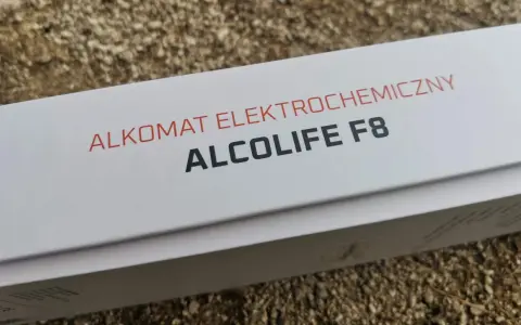 Alkomat elektrochemiczny ALCOLIFE F8 na białym opakowaniu.