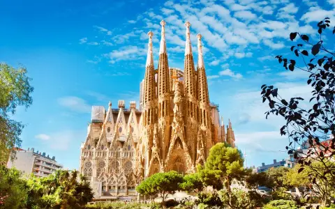 Sagrada Familia, wciąż w budowie, zachwyca swoją architekturą pod błękitnym niebem. Kiedy koniec budowy?