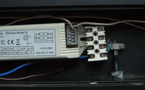 Schemat podłączenia świetlówki 2x18w z elektronicznym statecznikiem ANS-lighting. Widać przewody podłączone do zacisków.