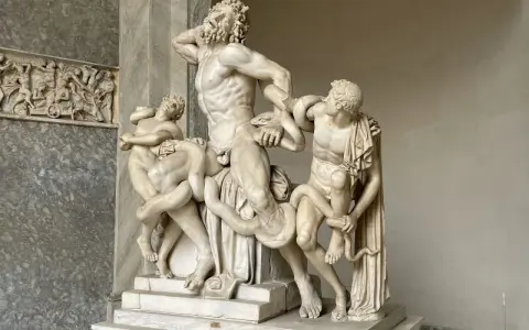 Laocoon et ses fils luttent contre des serpents marins. La statue de marbre dépeint leur agonie.
