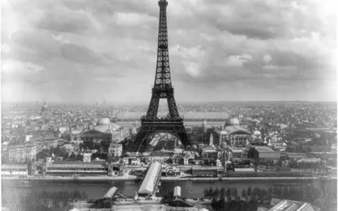 Torre Eiffel e Parigi in bianco e nero, un'immagine che evoca il **monocromo significato** di un'epoca passata.
