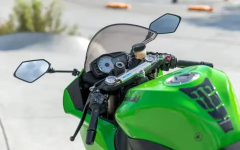 Manillar de moto verde con logo Monster Energy. ¿Con el carnet A2 qué motos puedes conducir?