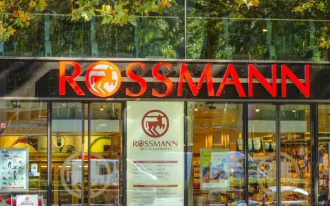 Na szyldzie Rossmann widać napis "ROSSMANN". W oknie drogerii jest informacja, że w Rossmannie można drukowac zdjęcia.