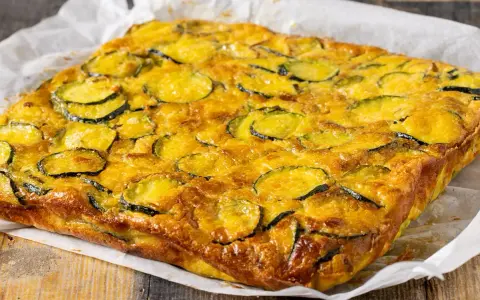 Una dorata frittata di zucchine, cotta alla perfezione, pronta per essere gustata.