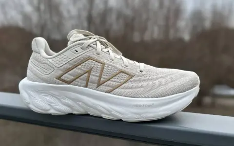 Jasnoszare buty sportowe z beżowym logo N i białą podeszwą Fresh Foam. Idealne dropy butów na co dzień.