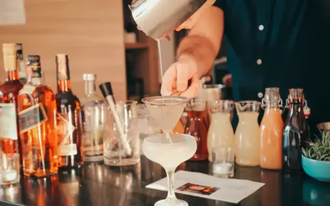 Czym barman miesza drinki? Wybierz shaker idealny dla Ciebie!